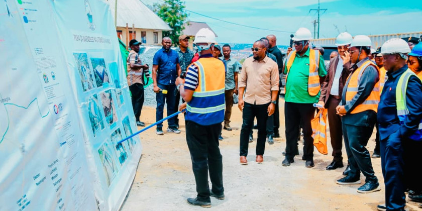Waziri wa Habari, Utamaduni, Sanaa na Michezo Mhe. Paul Makonda na viongozi wengine wakipatiwa maelezo kuhusu mradi wa  Tenki la Fumagila alipotembelea eneo hilo Oktoba 2026